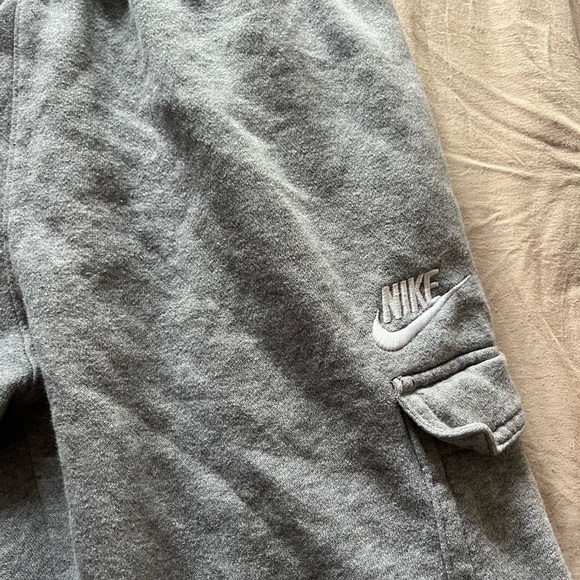 Nike youth large sweatpants with pockets on side - Picture 2 of 3